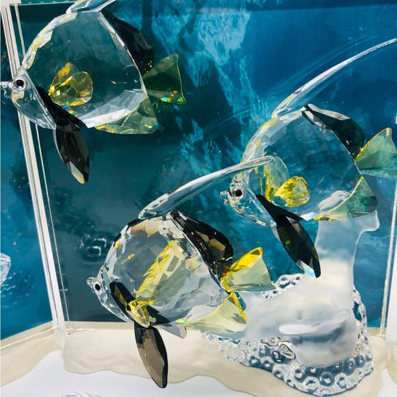 Crystal Fish Figurine - Clear and Yellow - Picture 2 of 2